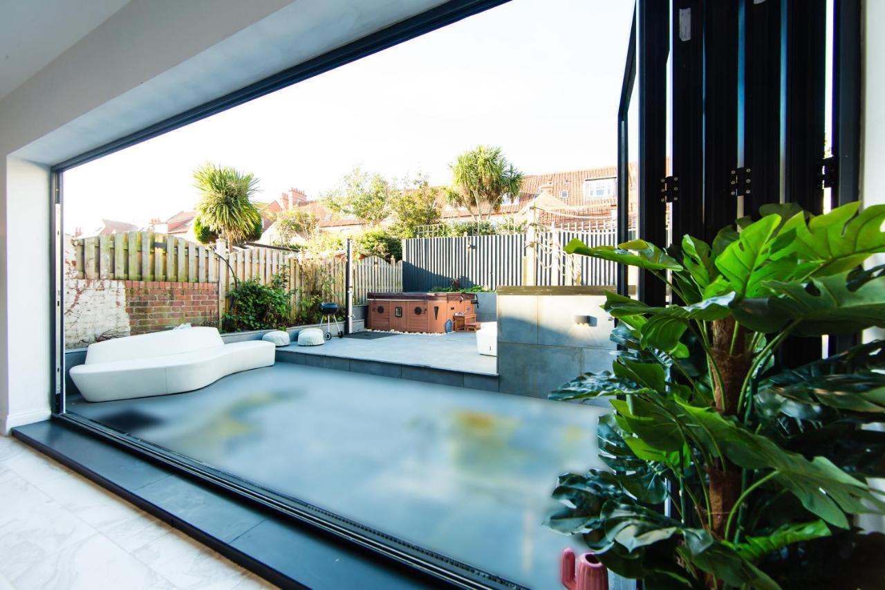 Rounton Villa By Maison Parfaite - Hot Tub - Sea Views - Parking ロビン・フッズ・ベイ エクステリア 写真